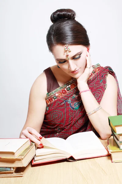 Hintli kadın kitaplar — Stok fotoğraf