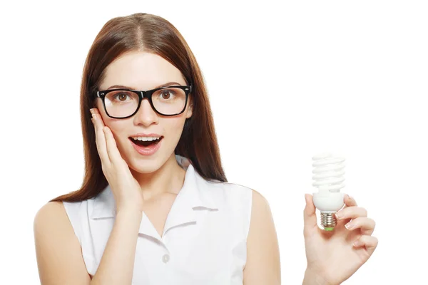 Kvinna med energisparande lampa — Stockfoto
