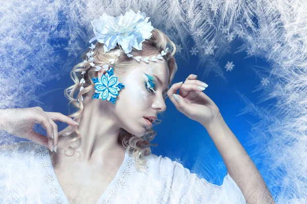 Vrouw met zilver blauw artistieke make-up — Stockfoto