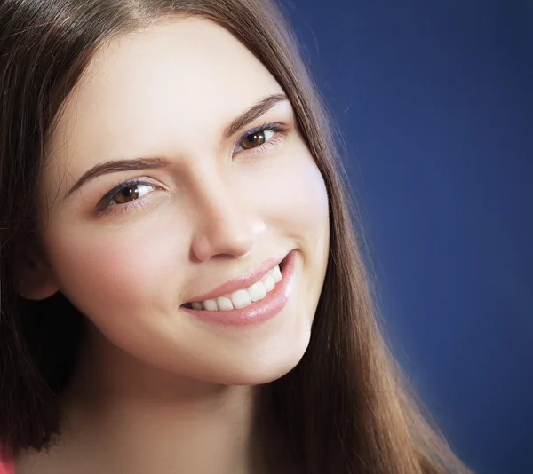 Mujer joven con hermosa sonrisa —  Fotos de Stock