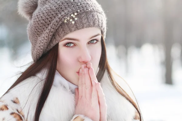 Vrouw in koude zonnige winter — Stockfoto