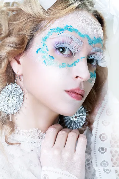 Mujer con maquillaje estilo hielo y nieve — Foto de Stock