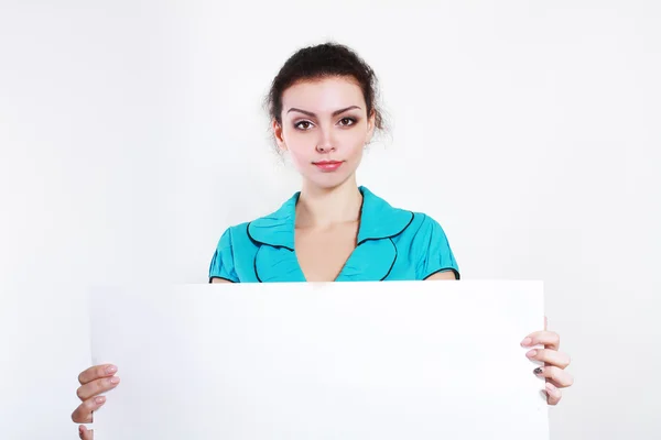 Mujer sostiene una gran tarjeta en blanco — Foto de Stock