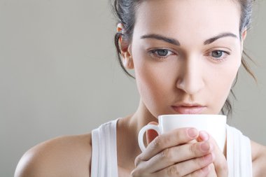 Ellerinize aromatik kahveler kadınla