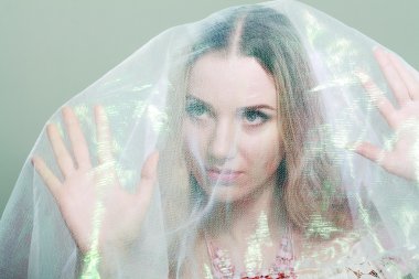 kadın beyaz saf altında