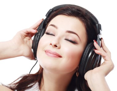 Müzik dinleyen kadın