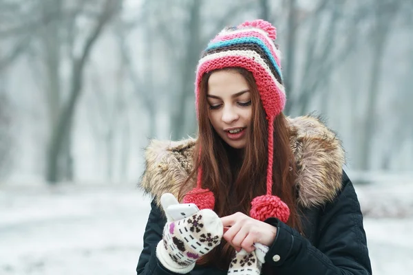 Girl talking on cell phone — Stock Photo, Image