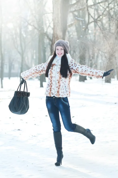 Счастливая молодая девушка зимой — стоковое фото