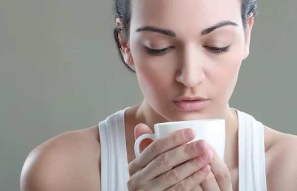 Vrouw met aromatische koffie in handen — Stockfoto