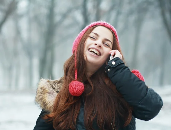 Mädchen telefoniert mit Handy — Stockfoto