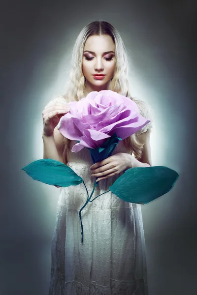 Jente med blomst – stockfoto