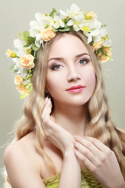 Ragazza con fiori — Foto Stock