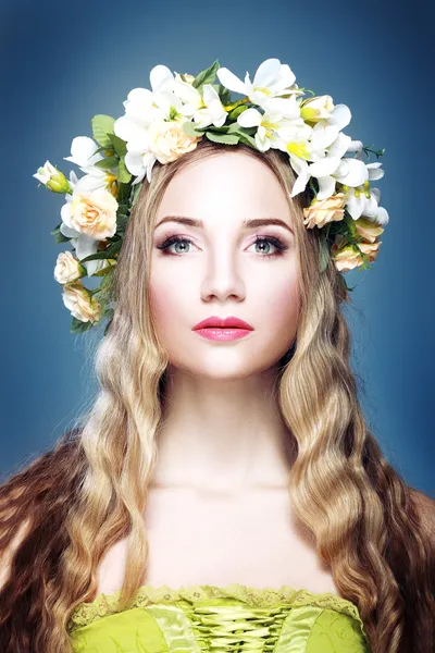 Menina com flores — Fotografia de Stock