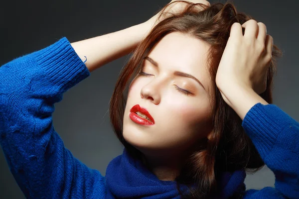 Junge brünette Frau — Stockfoto