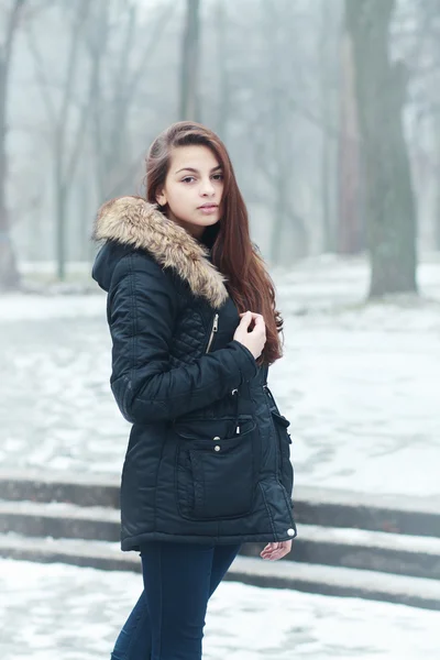 Nachdenkliches Teenie-Mädchen — Stockfoto