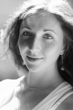 Dışarıdaki genç kadın portresi.