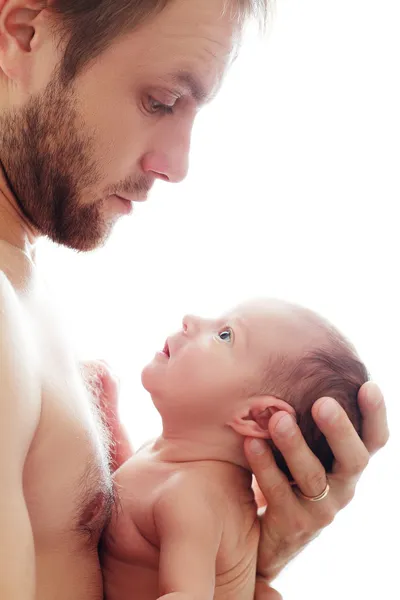 Vater hält Neugeborenes — Stockfoto