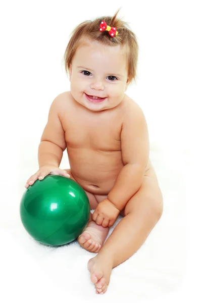 Bebé sosteniendo bola verde — Foto de Stock