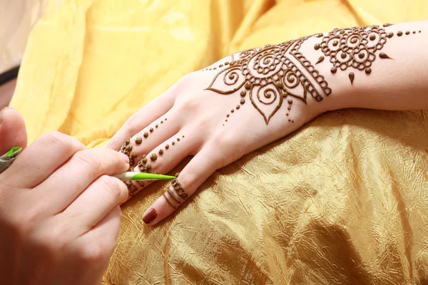 Henna anwenden — Stockfoto