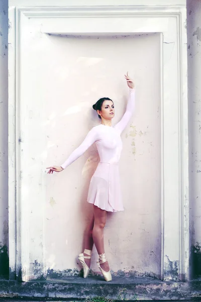 Балерина на открытом воздухе — стоковое фото