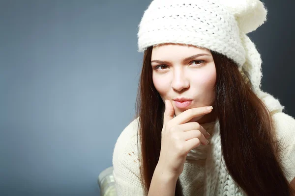 Brunette over blauw — Stockfoto