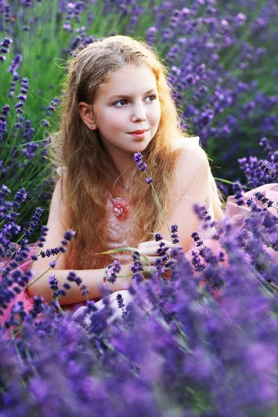 Schöne Kleine Mädchen Rosa Kleid Genießen Sommer Lavendelfeld — Stockfoto