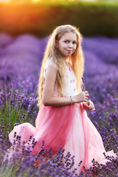 Gyönyörű Kislány Rózsaszín Ruhában Élvezze Nyári Levendulamezőt — Stock Fotó