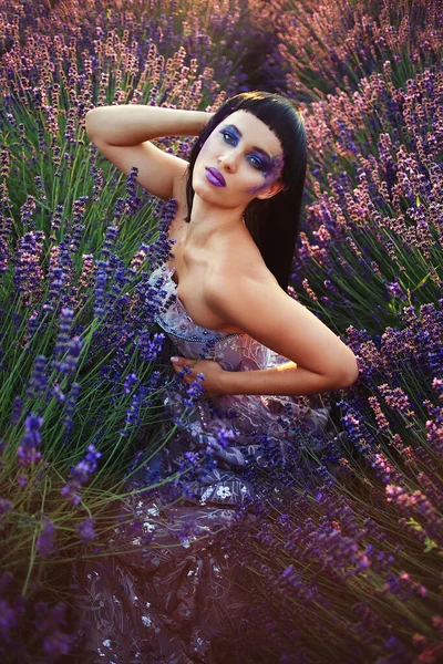 夏のフラワーラベンダー畑で暗い気分を作る創造性を持つ美しい女性 — ストック写真