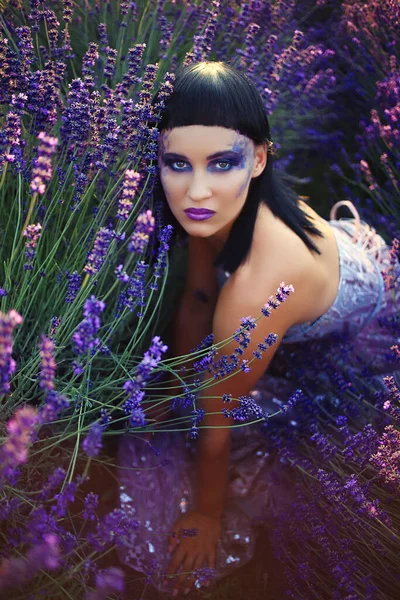 Krásná Žena Kreativní Make Tmavé Nálady Létě Květinové Levandule Pole — Stock fotografie