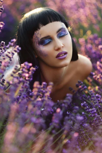 Krásná Žena Kreativní Make Tmavé Nálady Létě Květinové Levandule Pole — Stock fotografie