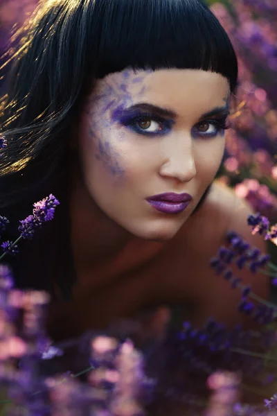 Красива Жінка Креативним Макіяжем Темний Настрій Літньому Квітковому Лавандовому Полі — стокове фото