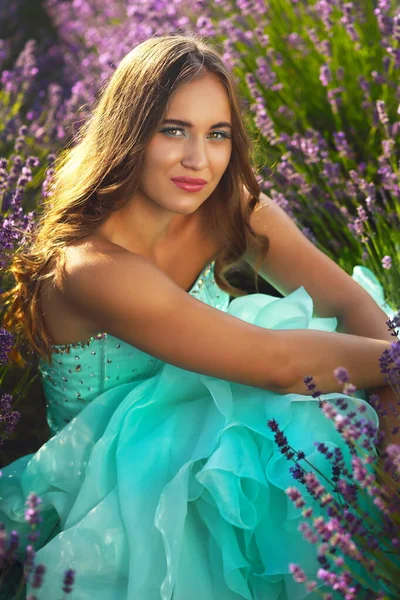 Modelo Bonito Youn Turquesa Vestido Relaxante Campo Lavanda — Fotografia de Stock