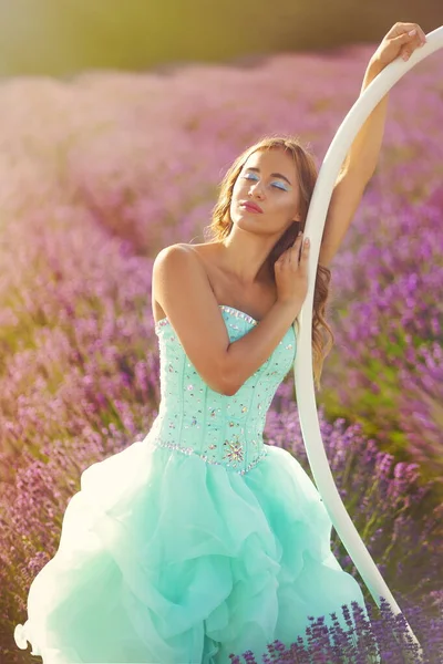Krásný Youn Model Šatech Relaxaci Levandulovém Poli — Stock fotografie