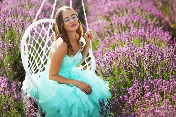 Hermosa Youn Modelo Vestido Turquesa Relajante Campo Lavanda — Foto de Stock