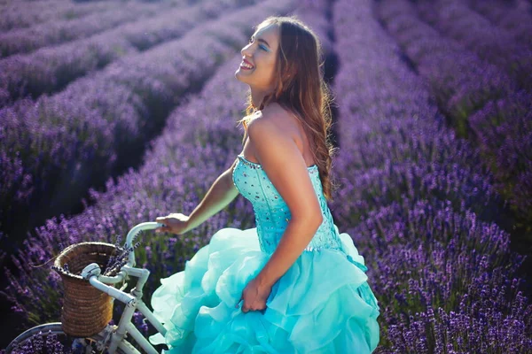 Hermosa Youn Modelo Vestido Turquesa Relajante Campo Lavanda —  Fotos de Stock