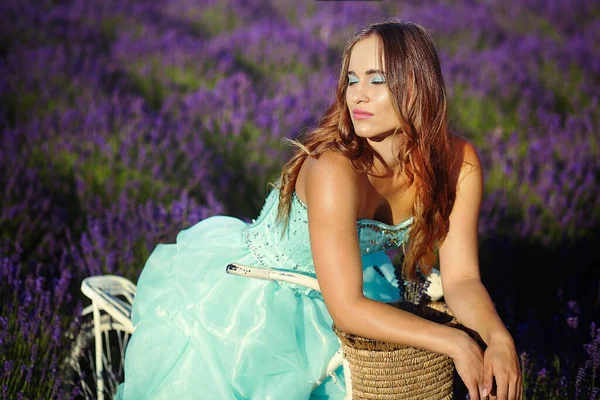 Hermosa Youn Modelo Vestido Turquesa Relajante Campo Lavanda —  Fotos de Stock