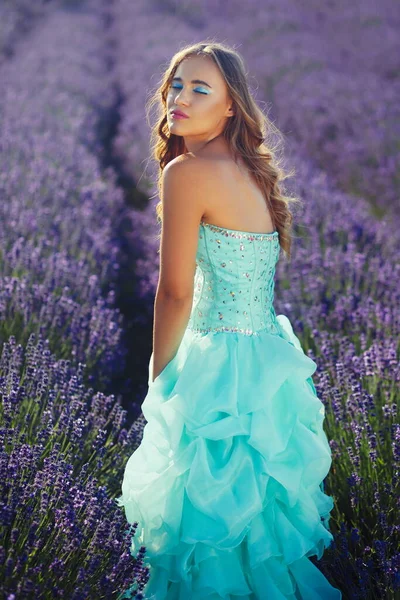 Красива Модель Бірюзовій Сукні Розслабляється Лавандовому Полі — стокове фото