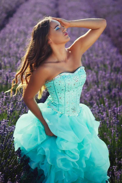 Piękny Model Youn Turkusowej Sukni Relaks Lawendowym Polu — Zdjęcie stockowe