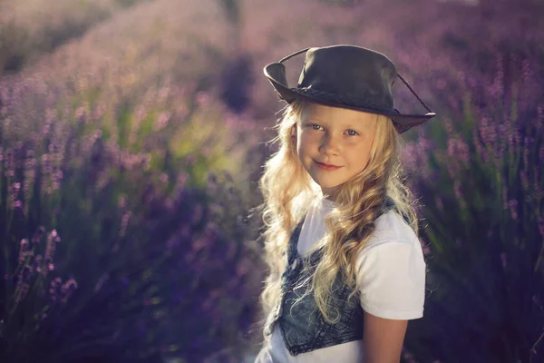 Mała Dziewczynka Kowbojskim Kapeluszu Uśmiechnięta Pod Letnim Słońcem Lawendowym Polu — Zdjęcie stockowe