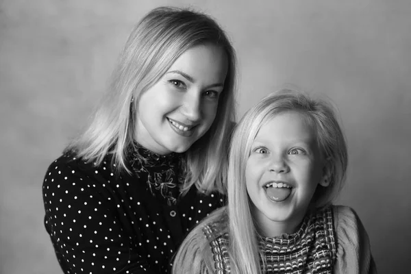 Familienporträt Macht Gesichter Für Mutter Und Tochter — Stockfoto