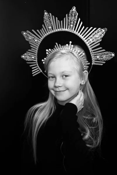 Pequeno Anos Menina Vestindo Coroa Preto Branco Retrato — Fotografia de Stock