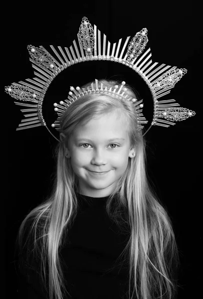 Pequeno Anos Menina Vestindo Coroa Preto Branco Retrato — Fotografia de Stock