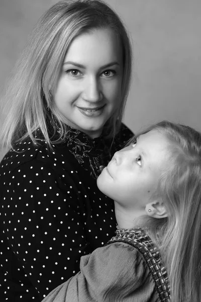Οικογενειακό Πορτραίτο Μητέρας Και Κόρης Στο Στούντιο — Φωτογραφία Αρχείου