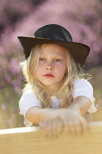 Schöne Kleine Mädchen Cowboy Hut Genießen Sommer Lavendelfeld — Stockfoto