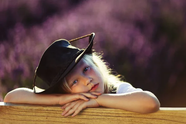 6岁的女孩在花田里放松无聊 — 图库照片