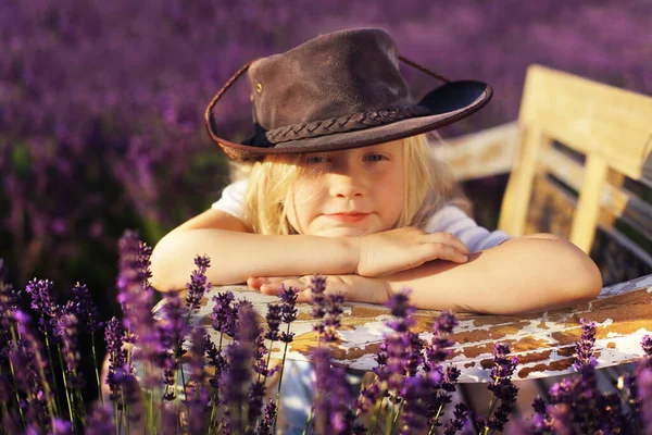 Schöne Kleine Mädchen Rosa Kleid Genießen Sommer Lavendelfeld — Stockfoto