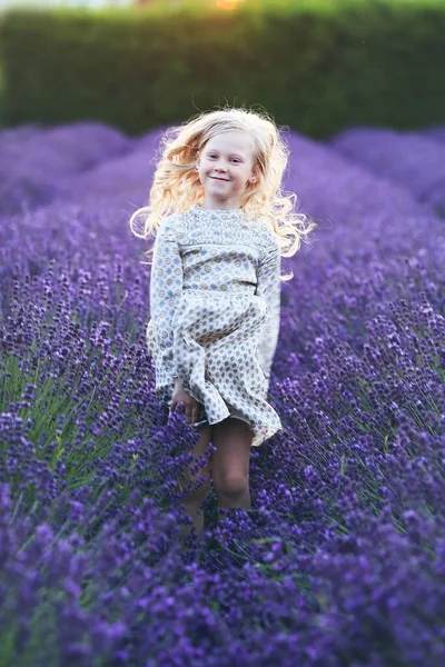 Kleines Mädchen Springt Auf Lavendelfeld Sommerlicht Des Sonnenuntergangs — Stockfoto