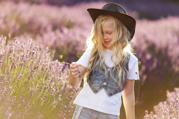 Schöne Kleine Mädchen Cowboy Hut Genießen Sommer Lavendelfeld — Stockfoto