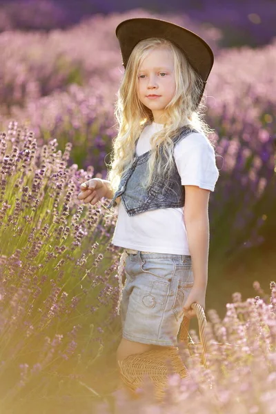 Schöne Kleine Mädchen Cowboy Hut Genießen Sommer Lavendelfeld — Stockfoto