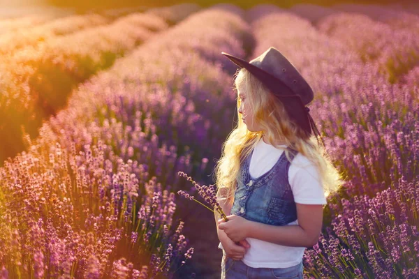 Schöne Kleine Mädchen Cowboy Hut Genießen Sommer Lavendelfeld — Stockfoto